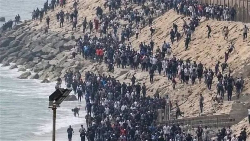 المغرب: التضليل الرقمي وشبكات الاتجار بالبشر وراء التحريض على الهجرة إلى سبتة ومليلية