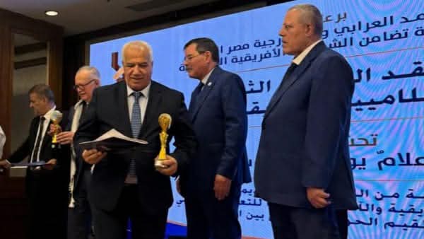 اتحاد الإعلاميين الأفريقي الآسيوي يكرّم حسين الهنداوي في مؤتمره بالقاهرة