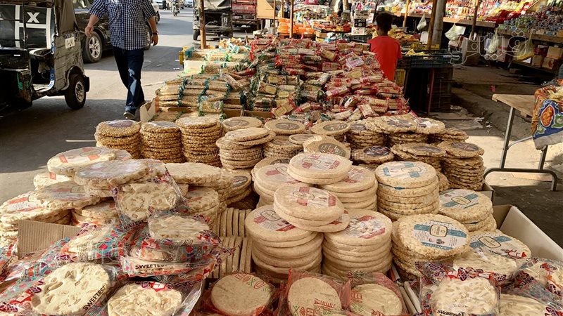 حلاوة المولد في الأسواق الشعبية.. شراء بالقطعة رغم ارتفاع الأسعار