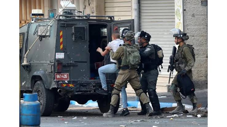 إصابة مسن فلسطيني واعتقال شقيقين في اعتداءات واقتحامات بالضفة الغربية
