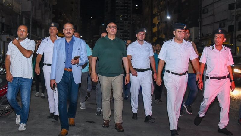 محافظ الإسكندرية يقود حملة لضبط النباشين ومراكز فرز المخلفات بالمنتزه