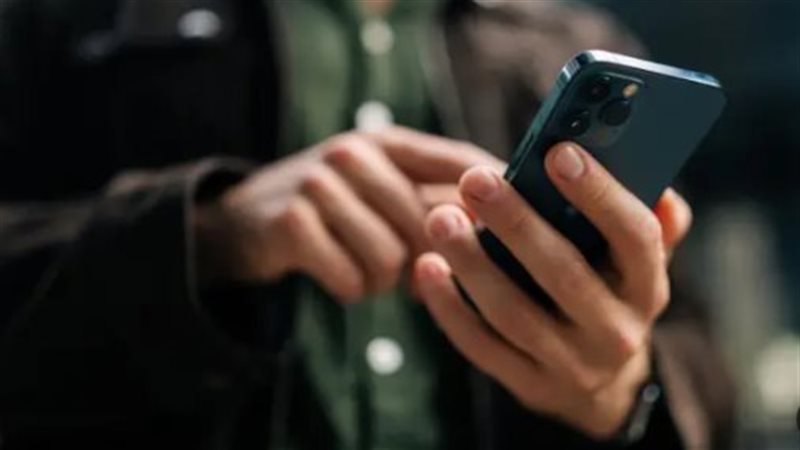 أستاذ بهارفارد ينتقد إجراءات جمارك المحمول للعائدين إلى مصر