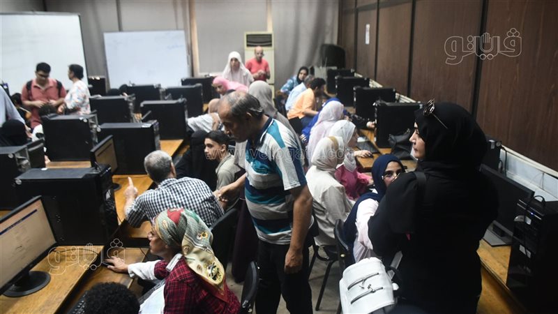 توافد طلاب الثانوية العامة على معامل تنسيق جامعة القاهرة لتسجيل رغبات المرحلة الأولى