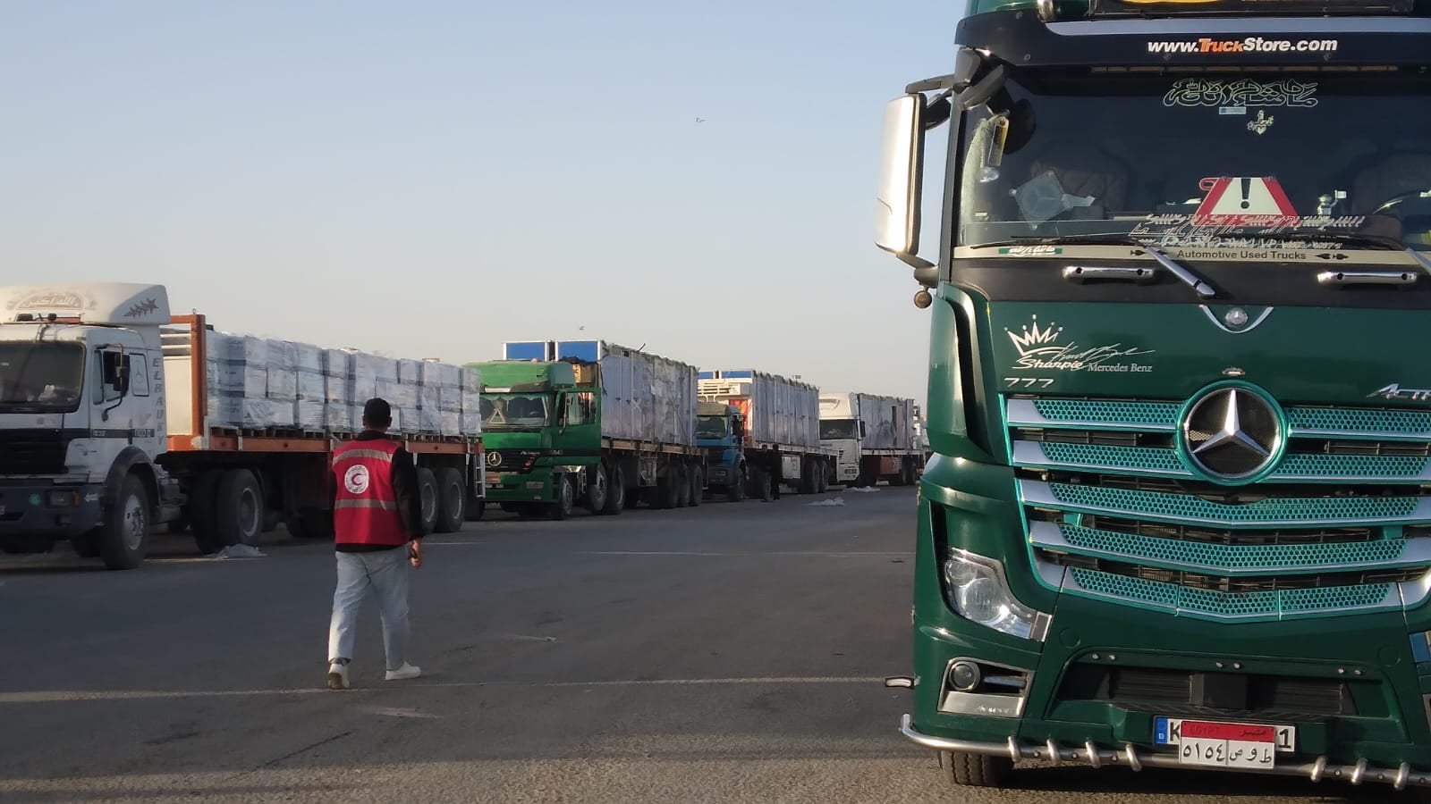 معبر رفح يدفع بمساعدات جديدة إلى غزة عبر كرم أبو سالم