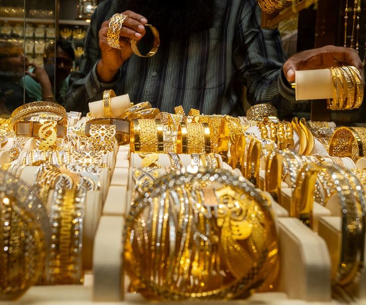 الذهب يرتفع 3.49% وسط آمال بإعادة فتح مضيق هرمز قريبًا