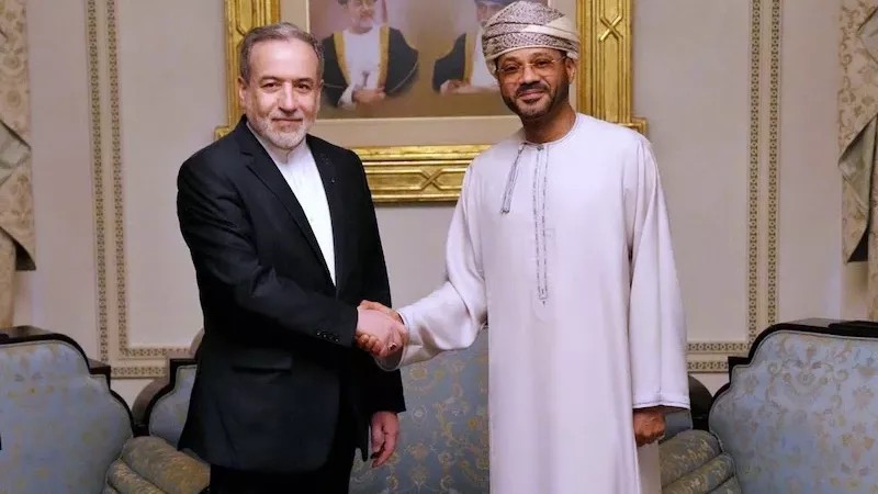 إيران وعُمان تناقشان رسوم عبور لاستئناف الملاحة في مضيق هرمز