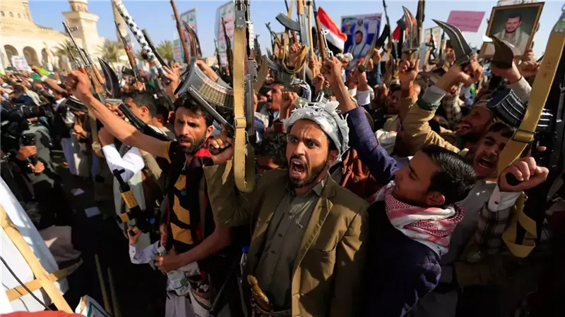 قتلى وجرحى بهجوم صاروخي على مواقع حكومية في حضرموت وإنقاذ طاقم سفينة هندية بالبحر الأحمر