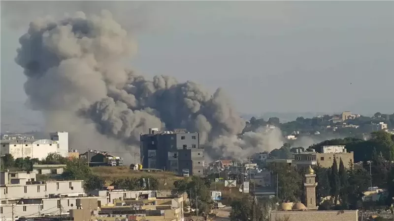 جيش الاحتلال يزعم استهداف مواقع في جنوب لبنان ويعلن مقتل جنديين