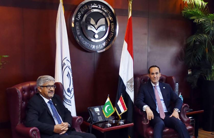 هيئة الاستثمار تبحث جذب استثمارات باكستانية جديدة في النسيج والهواتف والدراجات الكهربائية