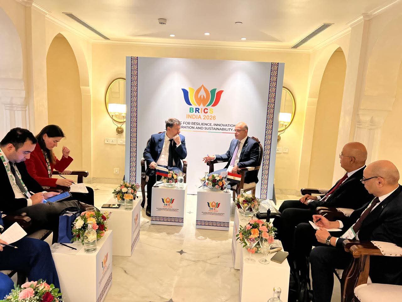 وزير الاستثمار يبحث مع نائب وزير التنمية الاقتصادية الروسي توسيع التجارة والاستثمارات المشتركة