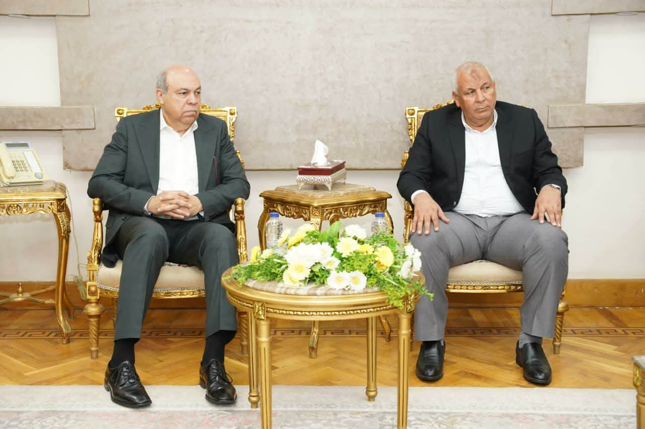 وزير الطيران يبحث تشغيل رحلات إلى مطار مرسى مطروح طوال العام