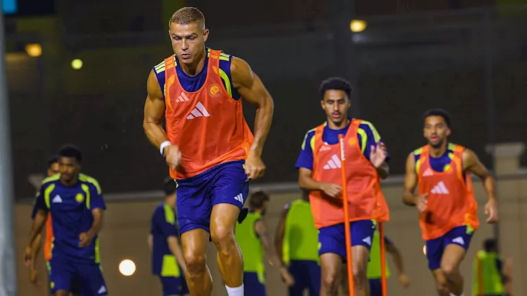 لاعبو النصر يهنئون رونالدو بزواجه بعد عودته إلى التدريبات