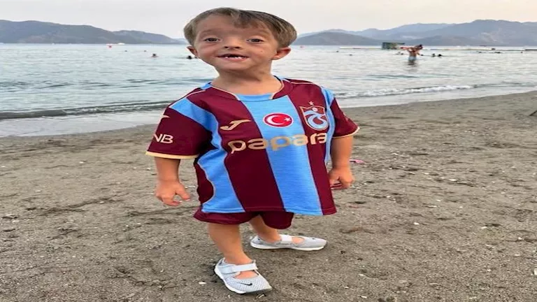 مشجع ليفربول الصغير إسحاق كيرني يودع محمد صلاح بعد انتقاله إلى طرابزون سبور