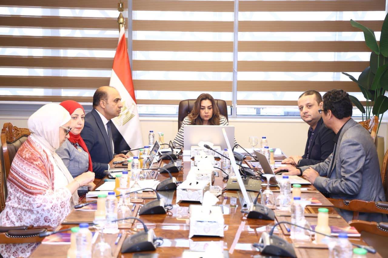 منال عوض تتابع جاهزية منظومة تراخيص المخلفات وتطبيق المسؤولية الممتدة للمنتج