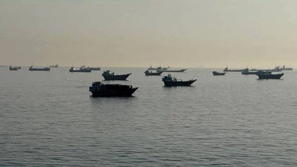 تباطؤ حركة الشحن في مضيق هرمز عقب هجمات على ناقلات وتوقف محادثات واشنطن وطهران