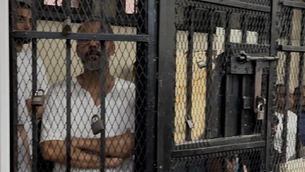 خروج محمد طاهر من أولى جلسات محاكمته في قضية اتهامه بالاعتداء والتحرش