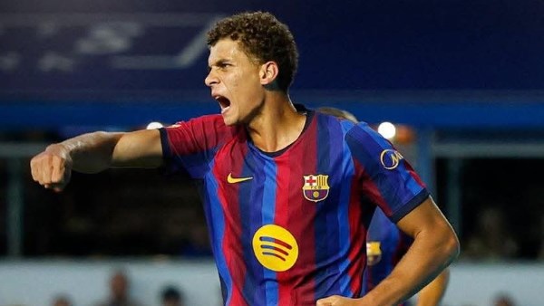صحفي إسباني: دفاع برشلونة أولى بالتدعيم بعد تألق حمزة عبدالكريم