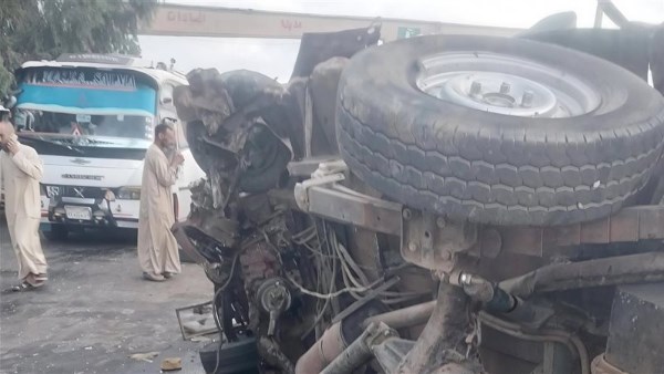 مصرع عاملين وإصابة آخرين في حادث سيارة تقل 21 عاملًا بطريق كفر داود السادات