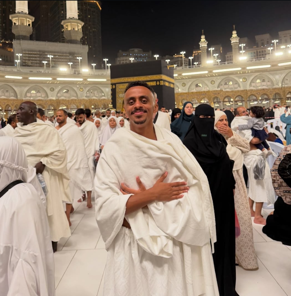 كزبرة يشارك صور عمرته والجمهور بين الإشادة والانتقاد