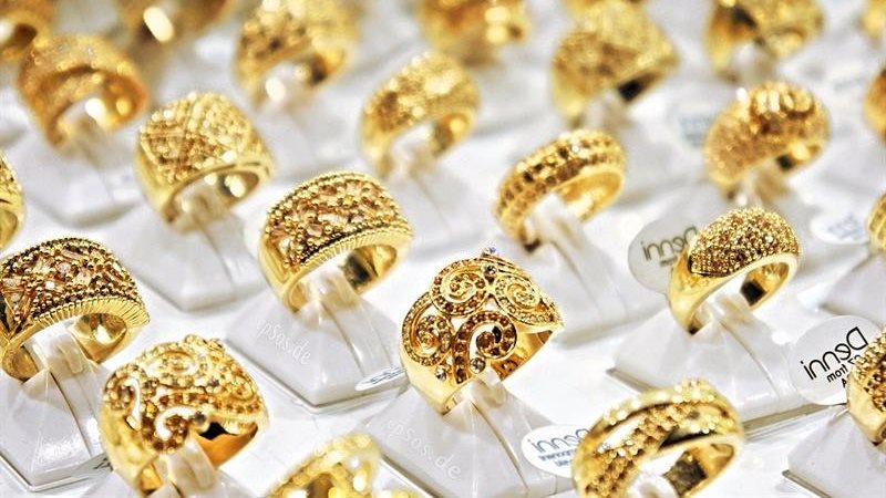 سعر الذهب في مصر يقفز الجمعة.. عيار 21 يسجل 6575 جنيهًا والجنيه الذهب 52600 جنيه