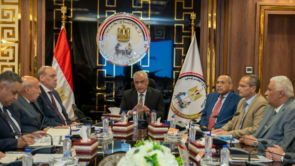 وزير الإنتاج الحربي يتابع تعاقدات الذخائر وخطط تطوير القدرات التصنيعية