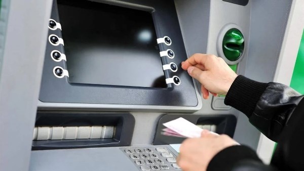 6 خطوات للتعامل مع احتجاز بطاقة البنك داخل ماكينة ATM