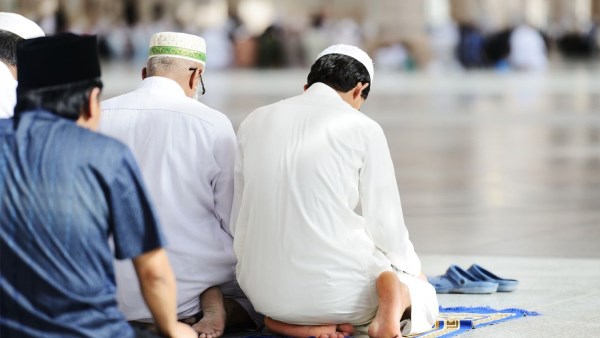 لجنة الفتوى: جمع الصلاة بسبب العمل أو الدراسة جائز عند الحاجة الحقيقية