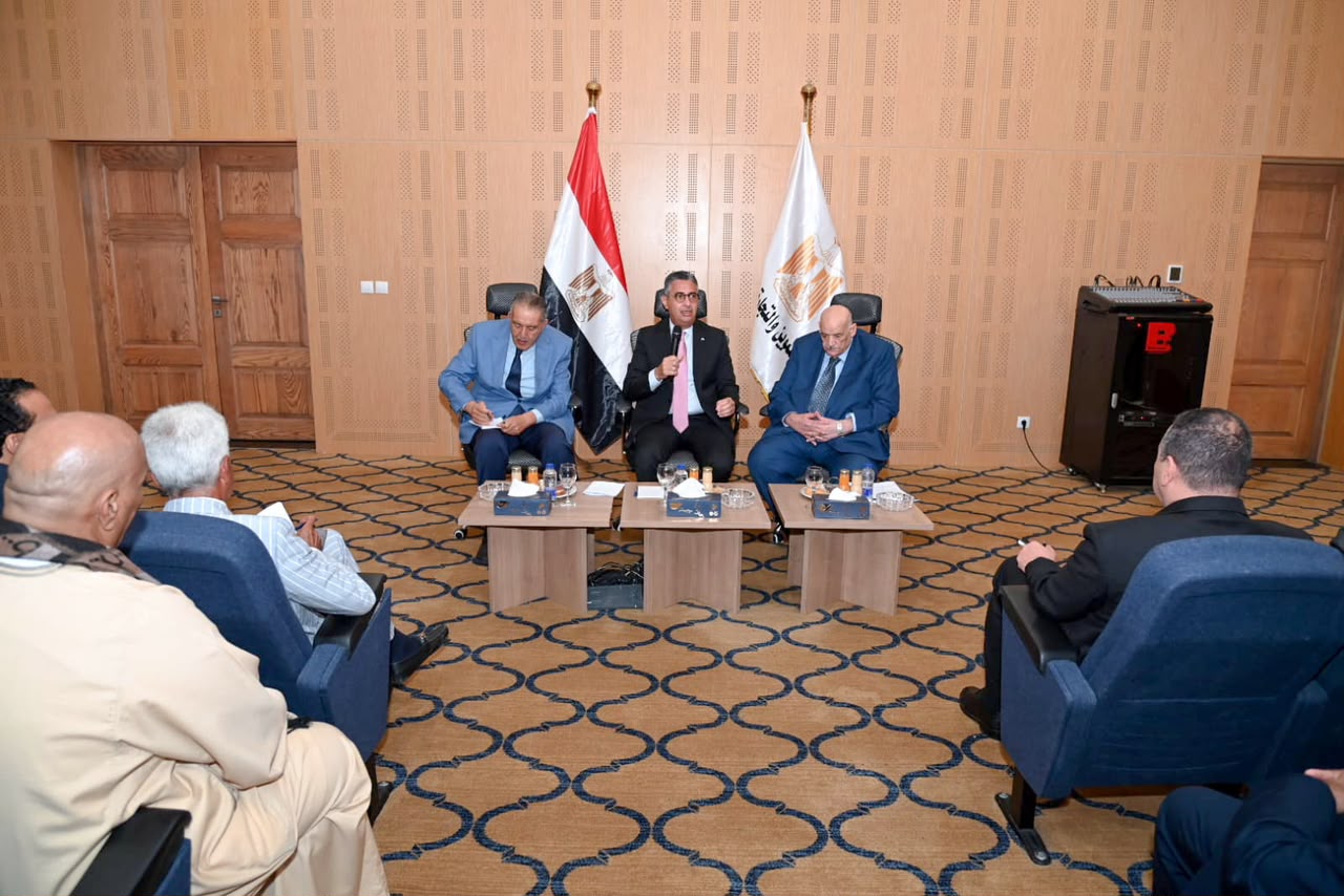 وزير التموين يبحث مع اتحاد الغرف التجارية وشعبة المخابز تطوير منظومة الخبز ودعم استقرار قطاع المخابز