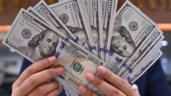 استقرار أسعار الدولار أمام الجنيه في البنوك المصرية اليوم الإثنين