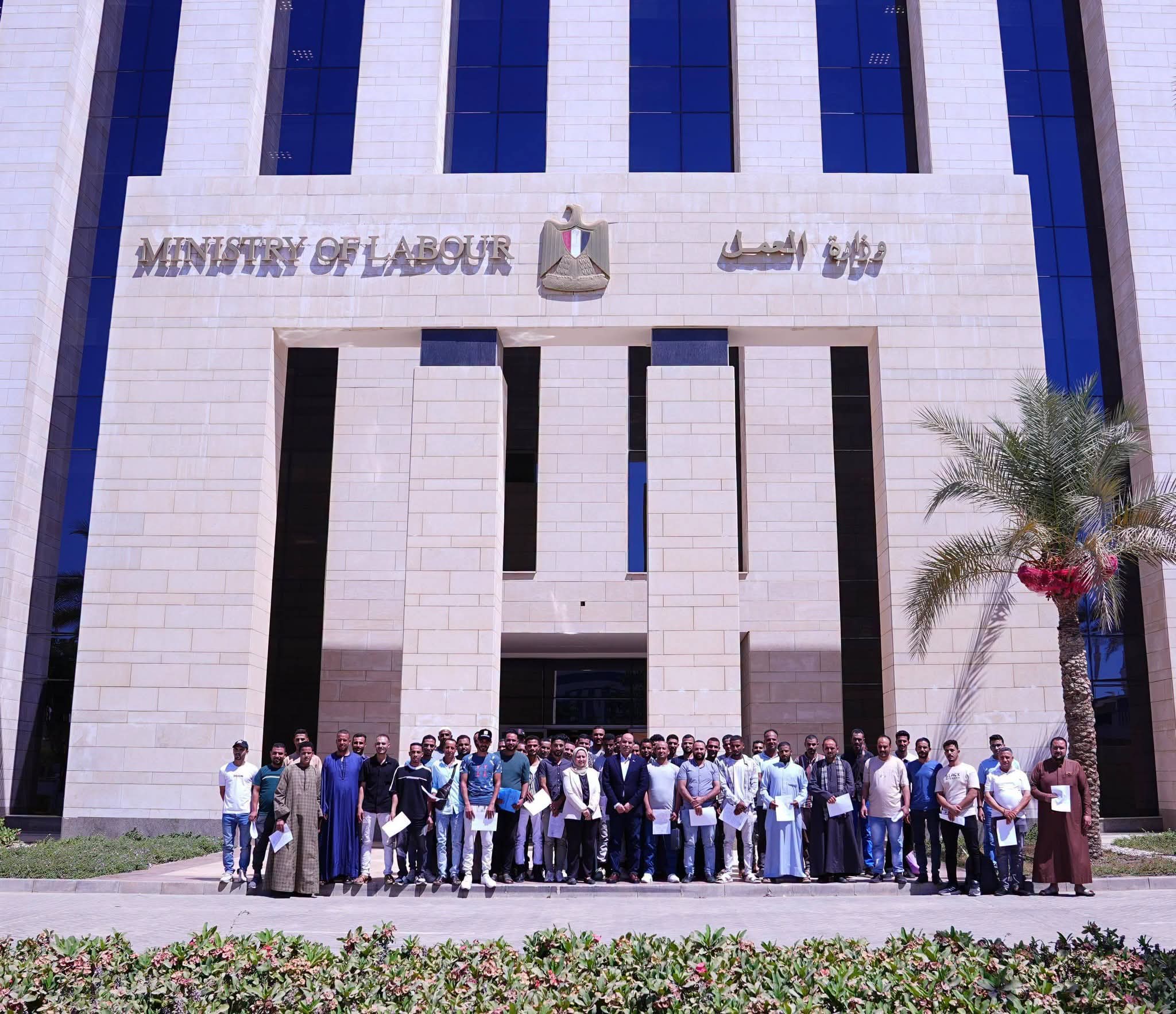 وزير العمل يُسلّم عقودًا جديدة لشباب اجتازوا اختبارات العمالة الزراعية الموسمية بالأردن