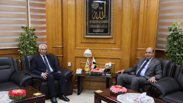محافظ المنيا ورئيس الجامعة يبحثان دعم التأمين الصحي والمشروعات الخدمية