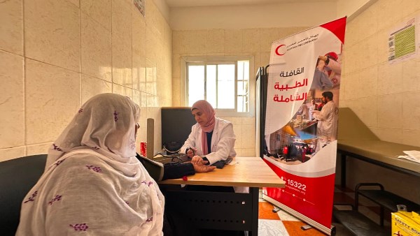 الهلال الأحمر المصري يطلق قافلتين طبيتين وإغاثيتين بالواحات البحرية وشمال سيناء