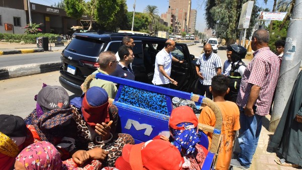 محافظ أسيوط يوقف مركبتين محملتين بالأطفال بمنفلوط ويوفر أتوبيسًا لإعادتهم لمنازلهم
