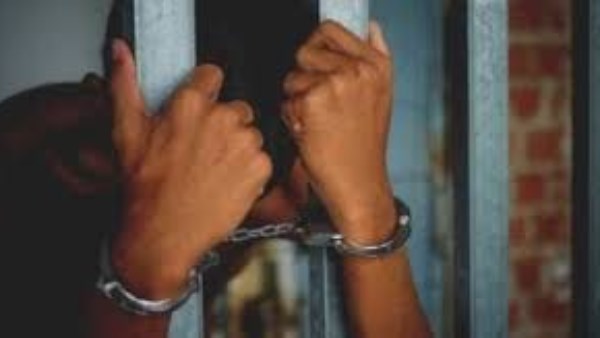 حبس متهم بانتحال صفة موظف حي والنصب على أصحاب محال بالقاهرة