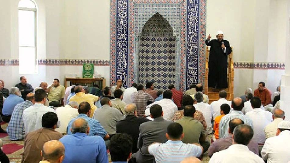 الأزهر ودار الإفتاء يوضحان آداب خطبة الجمعة ويحذران من الكلام وإقامة المصلين
