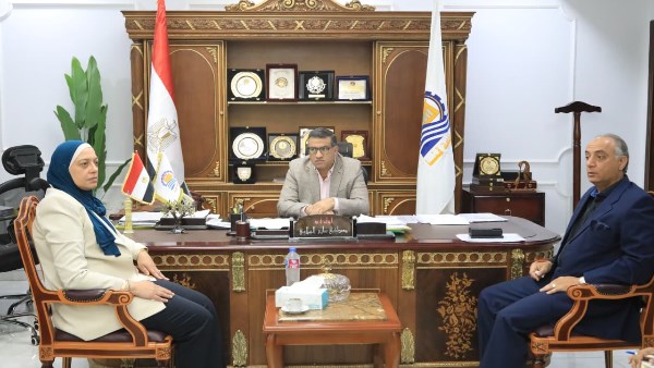 محافظ قنا يبحث مع برنامج المنح الصغيرة تعزيز مشروعات حماية البيئة والتنمية المستدامة