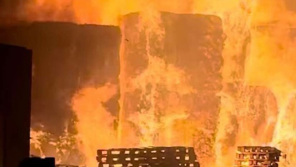 محافظ القليوبية يتابع حريق ساحة كرتون بالعبور.. و30 سيارة إطفاء تحاصر النيران