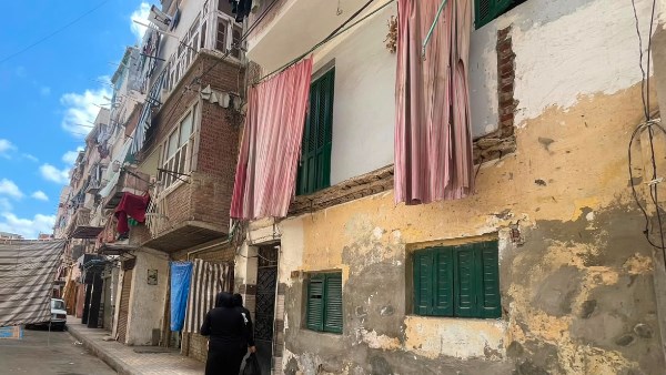 وفاة شخص وإصابة 4 في سقوط شرفة عقار بمنطقة الترعة المردومة بالإسكندرية