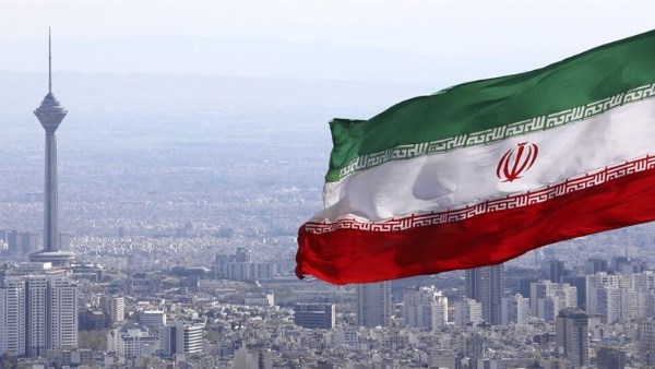 الحرس الثوري الإيراني يعلن استهداف حاملة طائرات ومدمرة أمريكيتين بصواريخ باليستية