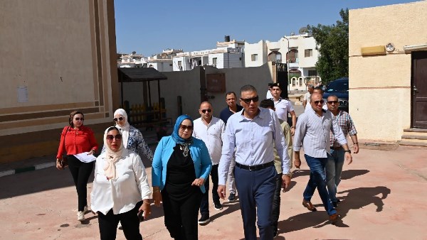محافظ جنوب سيناء يتفقد مدارس شرم الشيخ ويعتمد بدء الدراسة تدريجيًا من 13 سبتمبر