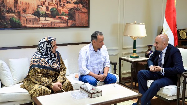 وزير التعليم يكرم مديري مدرستين بالقليوبية ويؤكد: كرامة المعلم خط أحمر