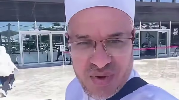معلم مصري يودع الكويت برسالة وفاء بعد انتهاء خدمته