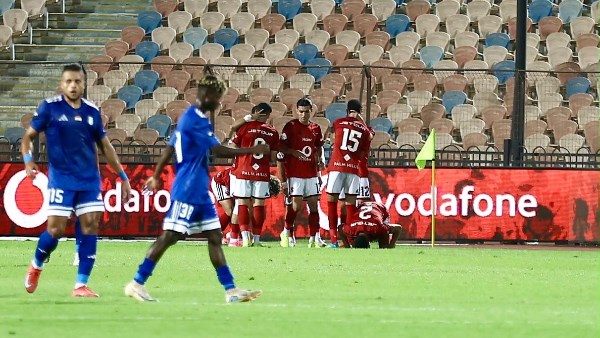 الأهلي يهزم أبوقير للأسمدة بثنائية ويتصدر الدوري المصري