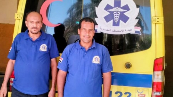 مسعف وفني قيادة يعيدان 330 ألف جنيه لذوي مصابي حادث بطريق الواحات الفرافرة