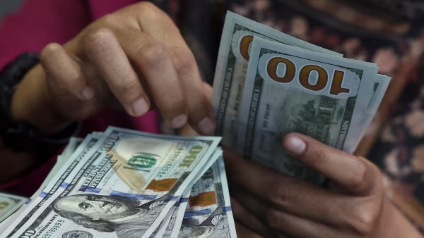 الدولار يستقر قرب 52 جنيهًا.. و52.20 أعلى سعر للبيع في مصرف أبوظبي الإسلامي