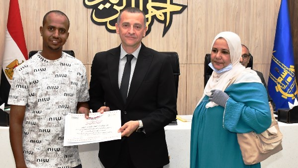 محافظ أسوان يكرم سائق توك توك أعاد 5 آلاف دولار وهاتفًا لسائح إنجليزي