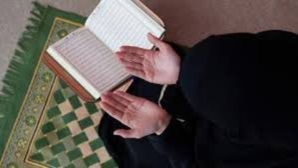 دار الإفتاء: سماع الرقية الشرعية من الهاتف جائز ويُفيد عبر أي وسيلة