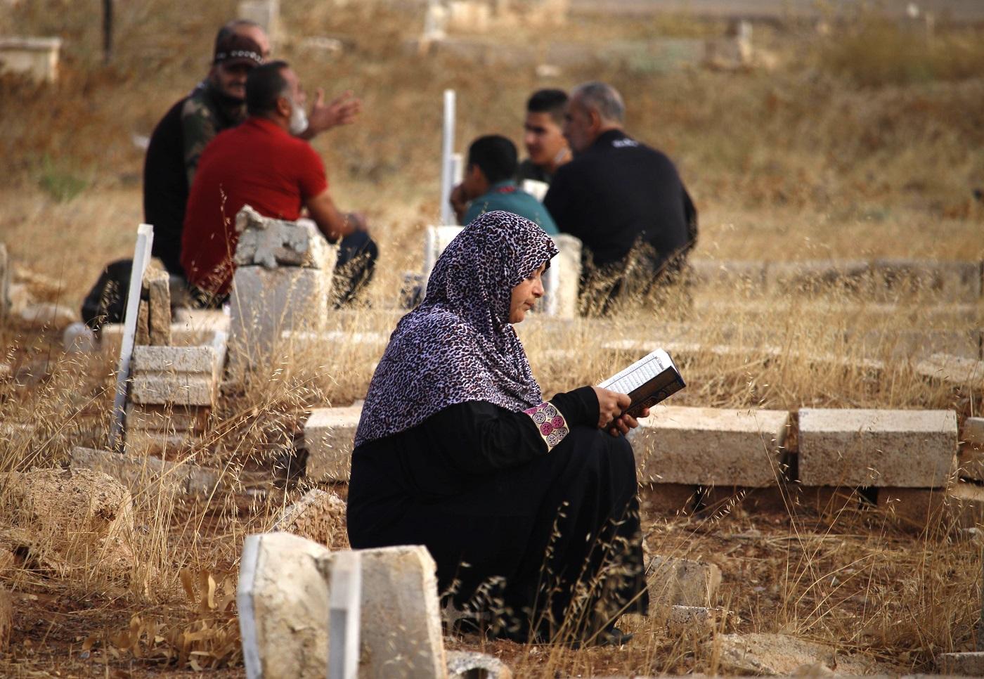 أدعية للمتوفى يوم الجمعة.. صيغ للرحمة والمغفرة وتثبيت أهل الفقيد