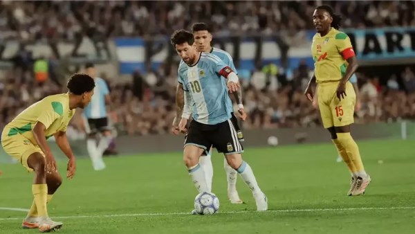 ميسي يودع منتخب الأرجنتين بهدف وصناعتين في ثلاثية بنين