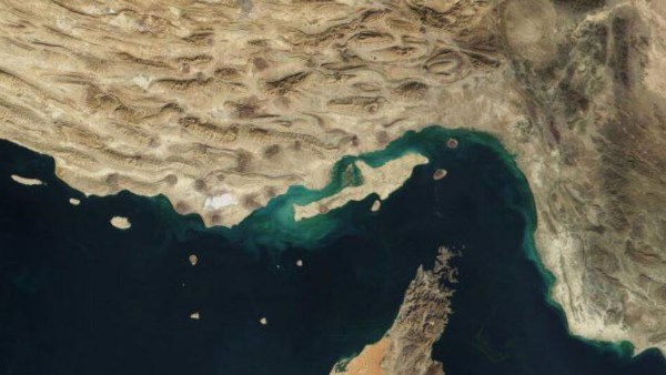 انفجارات في الممر الجنوبي لمضيق هرمز بعد اصطدام ناقلات نفط بألغام